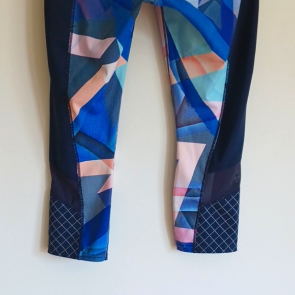 Athleta Electric Geo Sonar Capri Leggings M - Picture 7 of 9